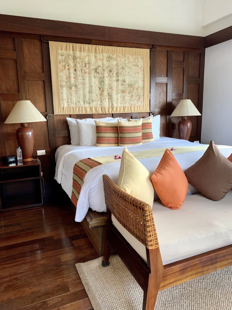 classic wooden hotel bedroom design ideas